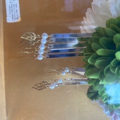 華やかな合成花の髪飾り 透明ケース付きの画像