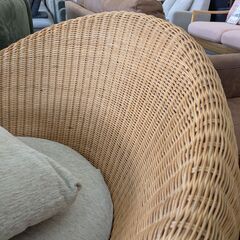 ジモティー見た！で5%OFF【一人掛けソファ】ニトリ ラタン 籐 パーソナルチェア イス 椅子 1Pソファ サイドテーブル付き : ナチュラルの画像