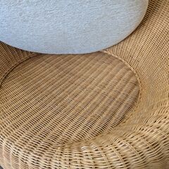 ジモティー見た！で5%OFF【一人掛けソファ】ニトリ ラタン 籐 パーソナルチェア イス 椅子 1Pソファ サイドテーブル付き : ナチュラルの画像