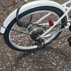 折りたたみ自転車（中古）ホワイト – 前かご付きの画像