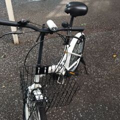 折りたたみ自転車（中古）ホワイト – 前かご付きの画像