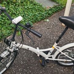 折りたたみ自転車（中古）ホワイト – 前かご付きの画像