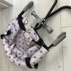 テーブルに設置型の椅子の画像
