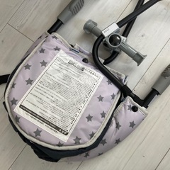 テーブルに設置型の椅子の画像