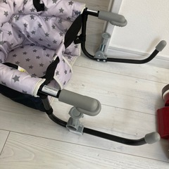 テーブルに設置型の椅子の画像