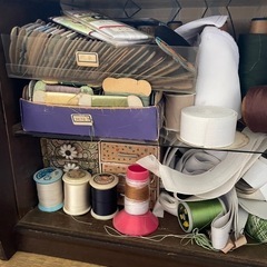 ボタンと糸　手芸材料の画像