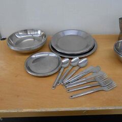 アウトドア用食器 セット まとめて 色々 プレート カップ ヤカン キャンプ用 食器 皿 大～小 ボウル カトラリー 札幌 西野店の画像