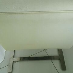 白レザー金属椅子の画像