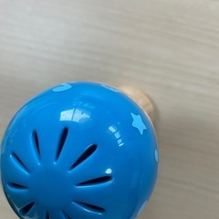 Hape 木製ラトル 青の画像