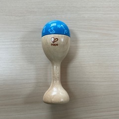 Hape 木製ラトル 青の画像