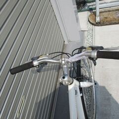E386★23800円★整備済み クロスバイク中古自転車【ライトウェイ　シェファードシティ　白　42㎝アルミフレーム】の画像