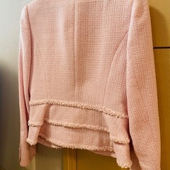 ピンク ノーカラージャケットの画像