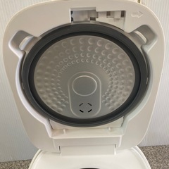 TOSHIBA 東芝 RC-5XT IH炊飯器 IHジャー炊飯器 ホワイト 炊飯器 家電 中古 2023年製の画像