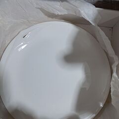 白い金縁お皿の画像