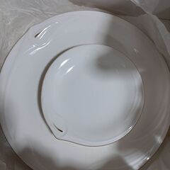 白い金縁お皿の画像