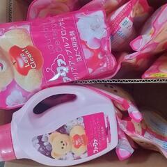 未使用デッドストック品 FaFa ファファ 衣類用 洗濯用 液体洗剤 クリアアップルブロッサム ボトル１本＋つめかえ用0.9kg袋１６ケ まとめセット 仮に260円×17点とすれば、4,420円分の価値となります（32%OFF相当です）　 毎日のように大量の洗濯をするような施設環境であれば経費節減になるかもしれませんの画像