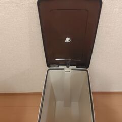 Curver ダストボックス ホワイト 30L2個 10L2個 おまけ1個 8/9-10引渡の画像