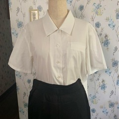 仕事用白シャツ黒ズボンと黒靴セットの画像