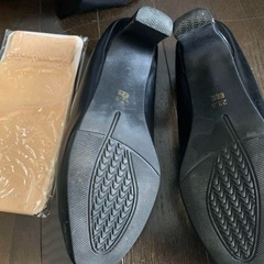 仕事用白シャツ黒ズボンと黒靴セットの画像