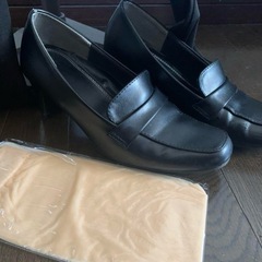 仕事用白シャツ黒ズボンと黒靴セットの画像