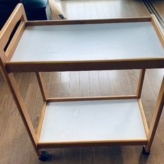 木製ワゴンの画像
