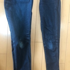 ユニクロジーンズ2本の画像