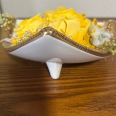 陶器に乗った花飾りの画像