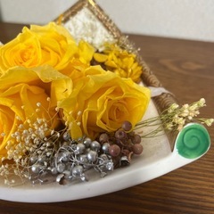 陶器に乗った花飾りの画像