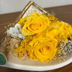 陶器に乗った花飾りの画像