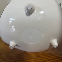 陶器に乗った花飾りの画像