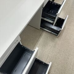 ★リユースのサカイ高崎店★TJ12266  オフィスデスク 白 H72×D70×W140 クリーニング済みの画像
