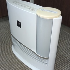 7.15[八5873]  140サイズ　中古品　動作確認済み　目立った傷、汚れ無し　本体のみ　シャープ　2018年製　加湿セラミックファンヒーター　HX-H120-Wの画像