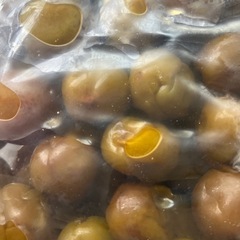 1kg以上の梅酒に浸かった大きな梅の実の画像
