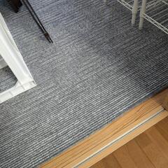 カーペット　グレー色の画像