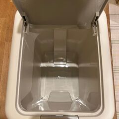 ペダル付きゴミ箱(中古,動作良好)の画像
