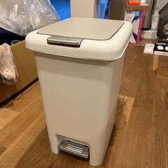 ペダル付きゴミ箱(中古,動作良好)の画像