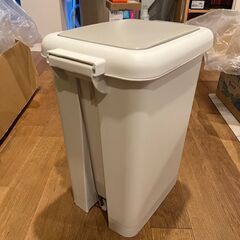 ペダル付きゴミ箱(中古,動作良好)の画像