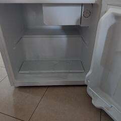 小さな冷蔵庫の画像
