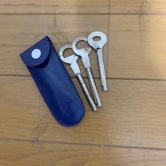 鍵付きチェスト　タンスの画像