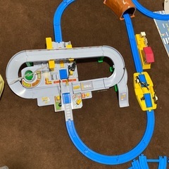 🉐セット❗️中央線本体とトミカくるぞわたるぞ！カンカン踏切、プラレール ひろげて立体!トミカとプラレールの街マップの画像