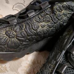 未使用金糸の花柄黒シューズの画像