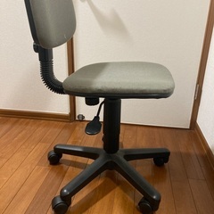 事務用椅子の画像