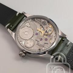 情趣溢れるスロバキアスタイル【シーガル手巻き搭載/新品】バックスケルトン スモールセコンド セラミカルホワイト文字盤/深染めグリーンレザー

の画像