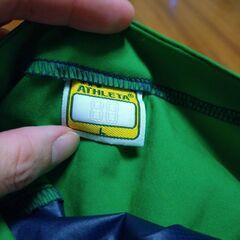 本日お渡し可能です。最終値下げ。アスレタ ナイロントップス　ピステ　サイズL ネイビー グリーン ATHLETA  の画像
