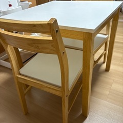 ニトリ　ダイニングテーブル　イス2脚セットの画像