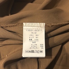 ベージュ　ワンピースの画像