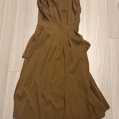 ベージュ　ワンピースの画像