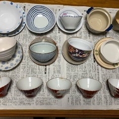 欠けた食器の画像