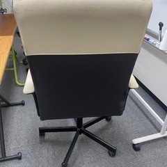 【０円】キャスター付きオフィスチェア（ベージュ×ブラック）
の画像