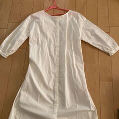 白いワンピースの画像